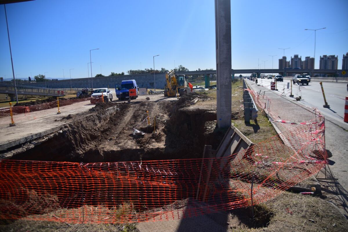 Continúan las obras de reparación de un caño de Aguas Cordobesas en la zona de El Tropezón. (Pedro Castillo / La Voz)