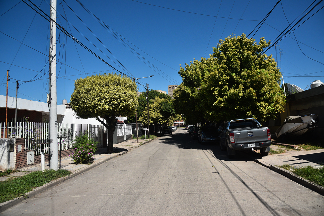 En el marco de un grave episodio de inseguridad en Córdoba, un jubilado de 78 años mató de al menos un balazo a un ladrón al que enfrentó en el marco de un asalto callejero en barrio Residencial Vélez Sársfield, en la zona sur de la ciudad de Córdoba. El delincuente había robado una camioneta a una mujer y, en esas circunstancias, apareció el vecino con un arma de su propiedad Foto: (Pedro Castillo / La Voz)