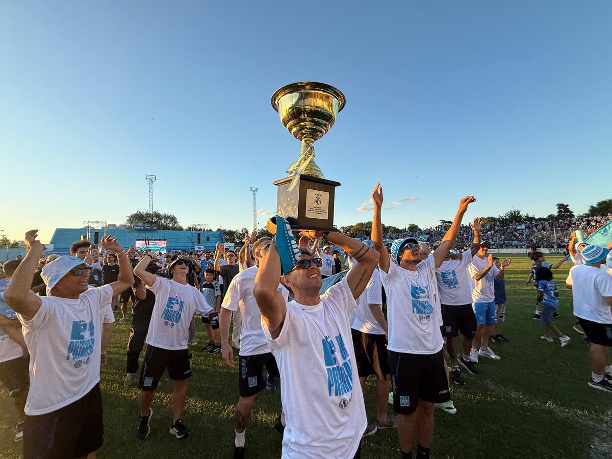 Festejos de los jugadores de Estudiantes de Rio Cuarto por el ascenso a la Primera División del Fútbol Argentino en la cancha de Rio Cuarto.