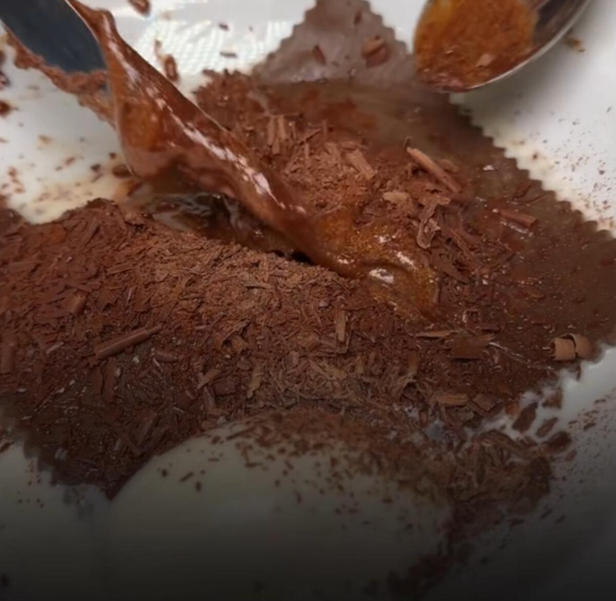 Así sirven los ravioles de chocolate: con ralladura de chocolate, relleno de chocolate y bocha de helado.