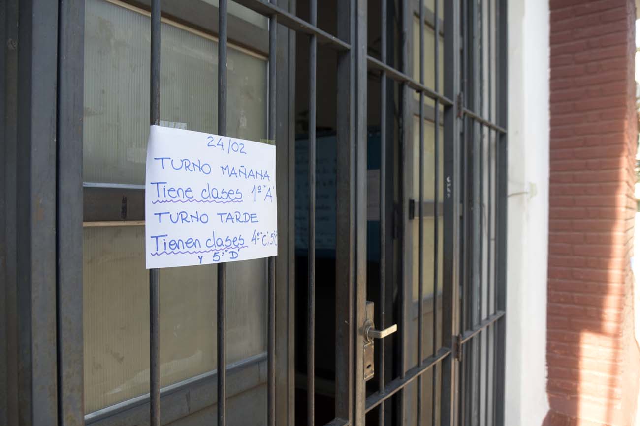 En la escuela primaria Juan María Gutiérrez de barrio Los Boulevares, durante la mañana el acatamiento fue del 87%. (Ramiro Pereyra/ La Voz)