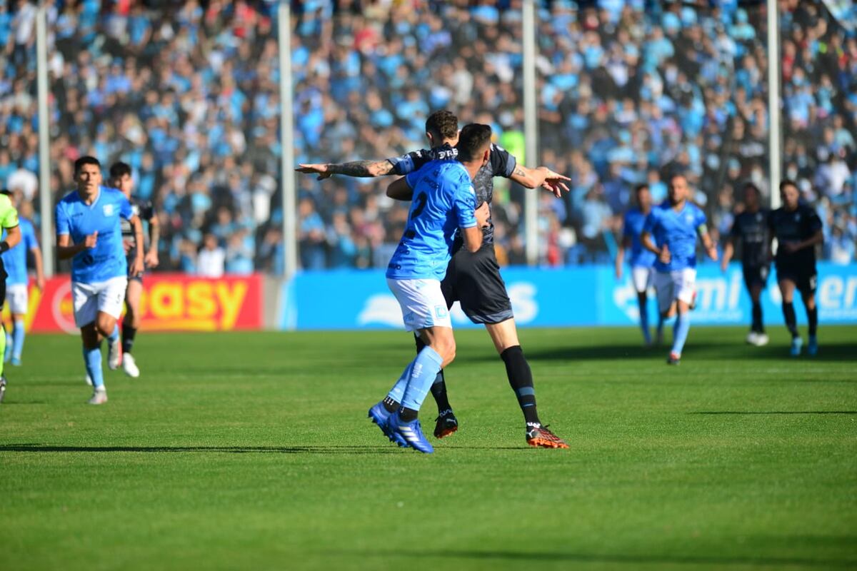 Pablo Vegetti reclamó penal, la repetición muestra un agarrón pero el delantero y capitán de Belgrano fue amonestado. (Javier Ferreyra / La Voz)