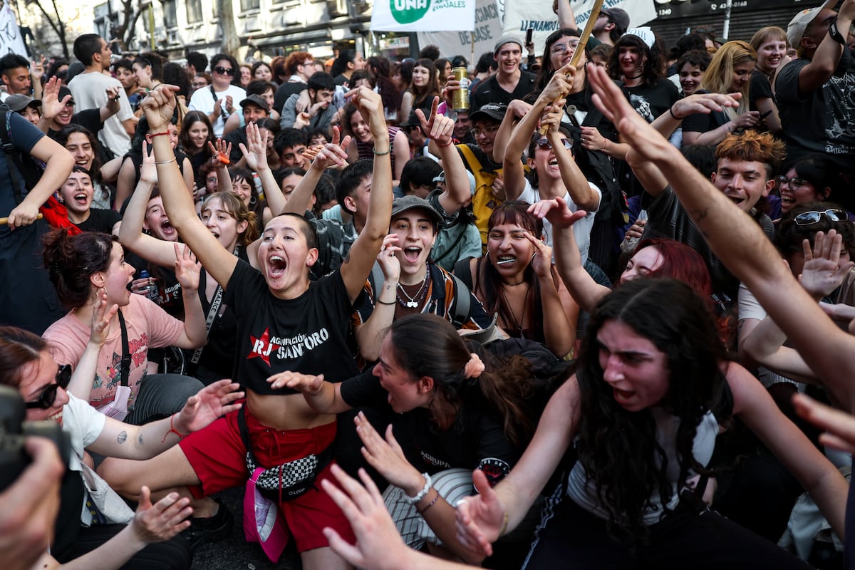Marcha contra los vetos al Garrahan y a las universidades. (Clarín)
