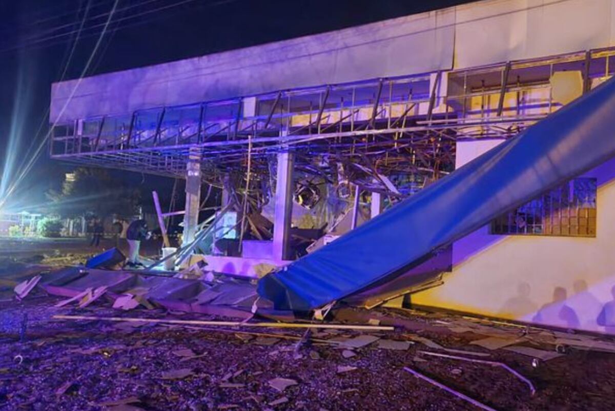 Paraguay. Ladrones volaron la bóveda del banco Regional y destruyeron toda la sucursal. (Foto / Gentileza)