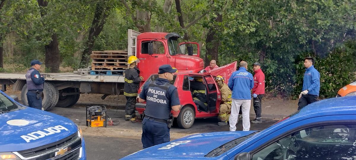 Impactante siniestro vial en el ingreso a la localidad de Unquillo, en Córdoba. (Gentileza Antonio Carrizo)