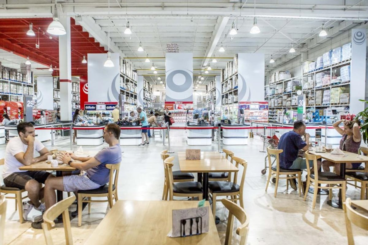 Tadicor sobre avenida La Voz del Interior. Incluye locales comerciales y gastronomía.