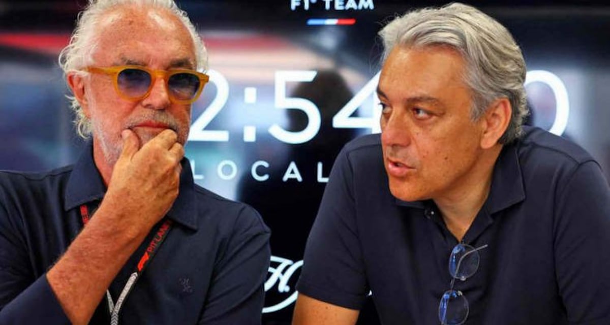 Flavio Briatore y Luca De Meo. La salida del CEO, que dejará su cargo en Renault, abre un gran interrogante sobre el futuro de Alpine en F1. (Prensa Alpine)