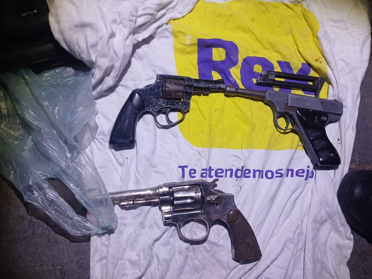 En el marco del operativo en barrio Alto Alberdi, luego de que un hombre baleara a otro por un robo, se secuestraron tres armas. (Policía)