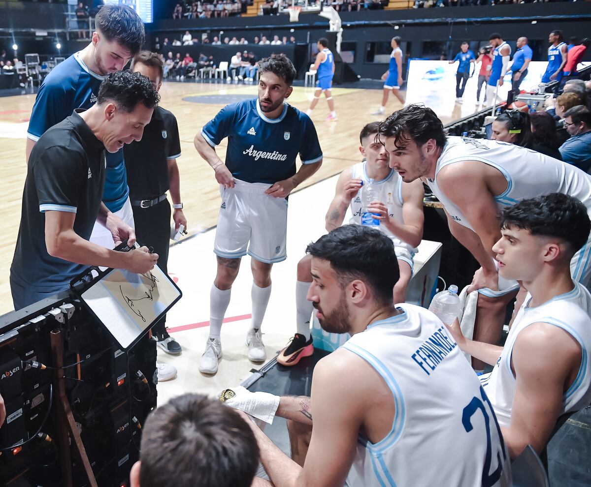 El entrenador Pablo Prigioni volvió a la dirigir a la Selección Argentina en la contundente victoria ante Cuba por las eliminatorias al Mundial 2027. (Prensa CAB)