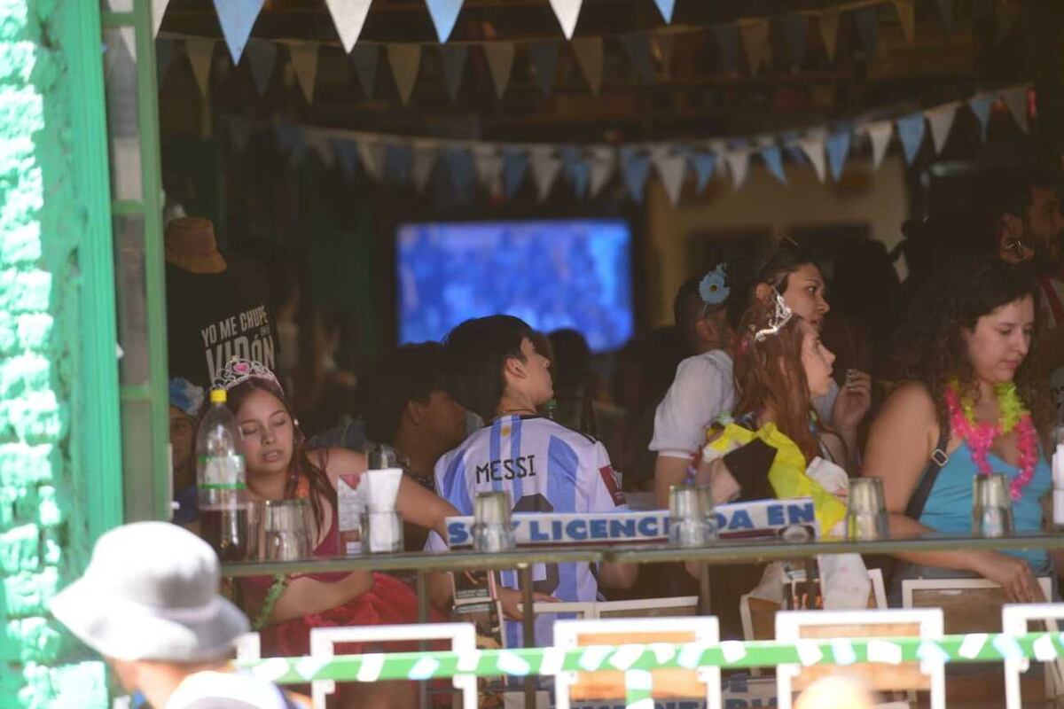 Gente viendo el partido de la selección por las semifinales del mundial (Javier Ferreyra / La Voz)