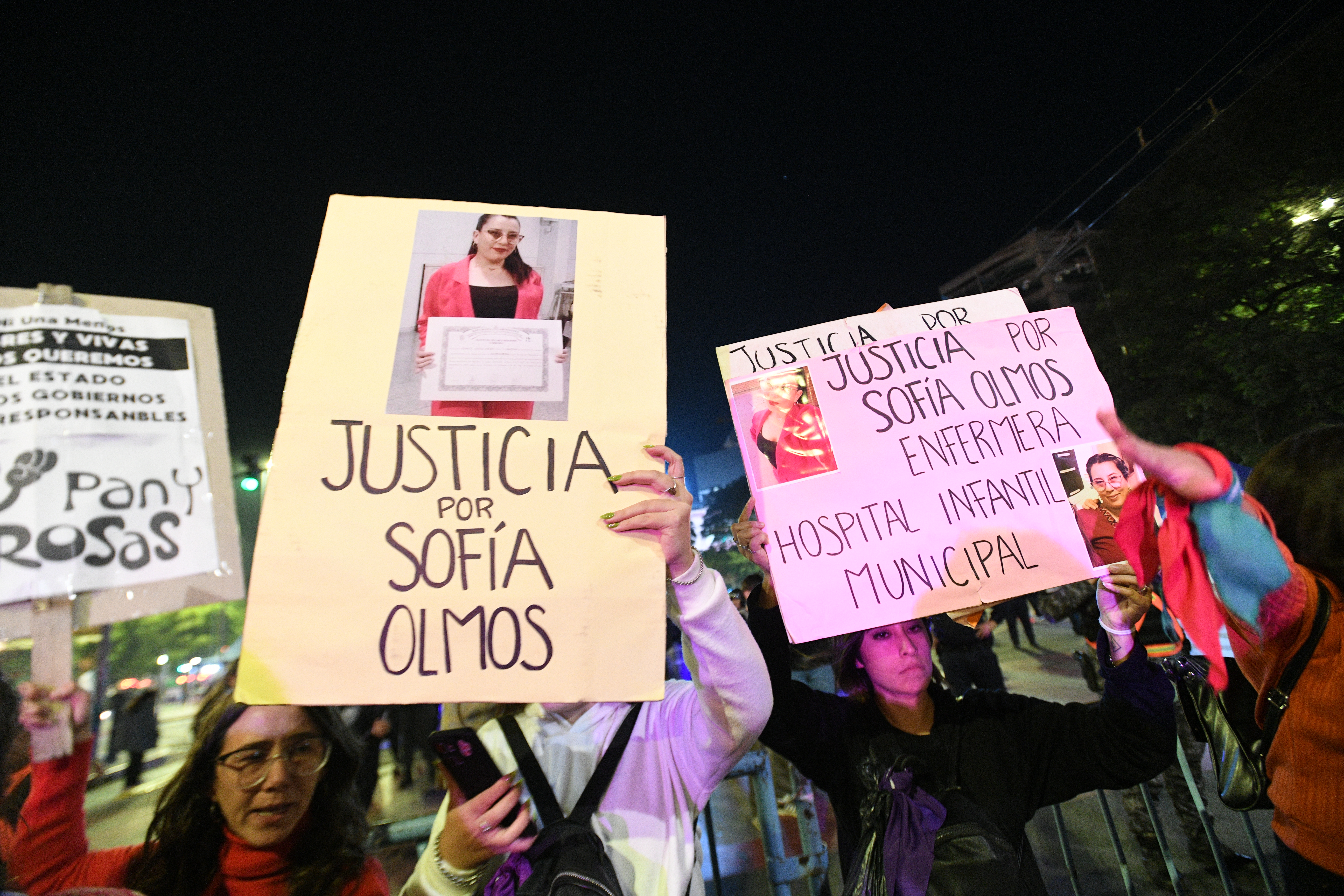 10 años de la Marcha Ni Una Menos por las calles de la ciudad terminó en el Patio Olmos con un cordón policial. Foto Javier Ferreyra