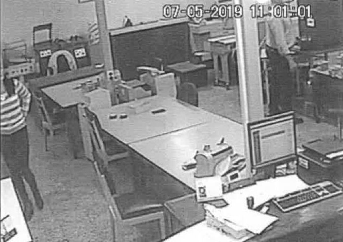 ¿Un movimiento extraño con su mano en el bolsillo del pantalón? La excajera el día en que su compañero notó algo inusual en la conducta de la mujer.