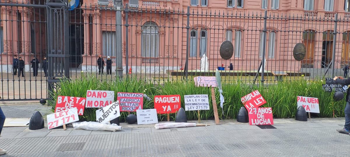 Vecinos de Río Tercero reclamaron frente a Casa Rosada por el pago de resarcimientos por las explosiones de 1995.