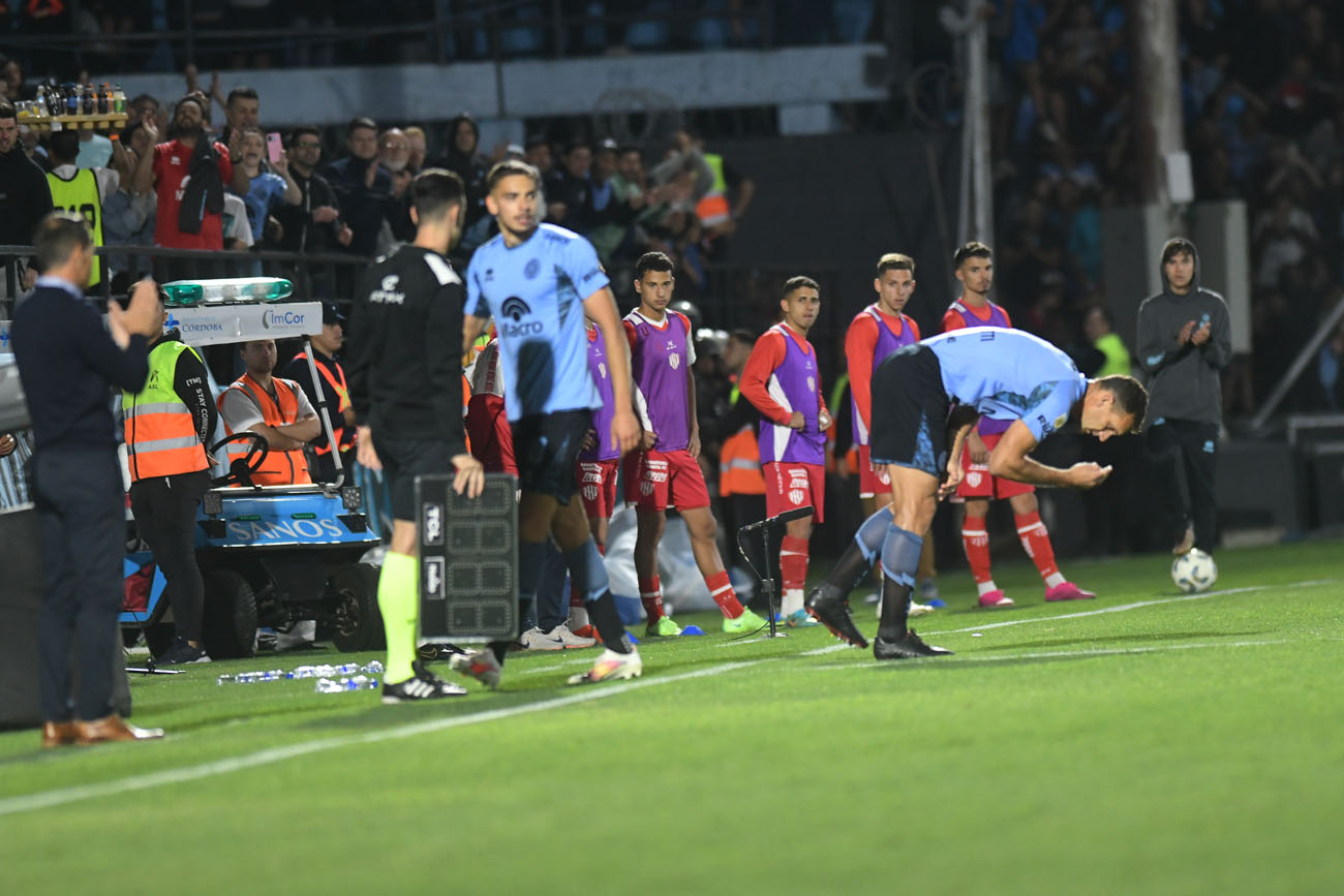 Diego Novaretti entra a la cancha de Alberdi por última vez como jugador de Belgrano. Foto: Javier Ferreyra