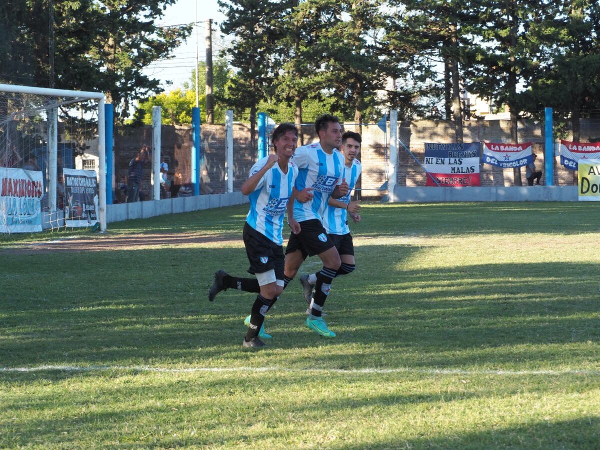 Julio Mugnaini festeja uno de sus goles en Flor de Ceibo de Oncativo