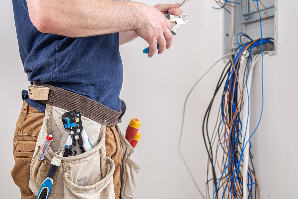 Para garantizar la seguridad eléctrica del hogar, debe solicitarse a un especialista que realice una inspección, corrija los defectos y actualice la instalación. Freepik.