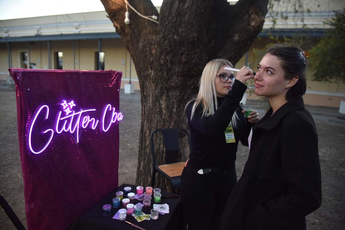Evento. Glitter Cba sumó brillo y color a las caras de los asistentes. (Facundo Luque / La Voz)