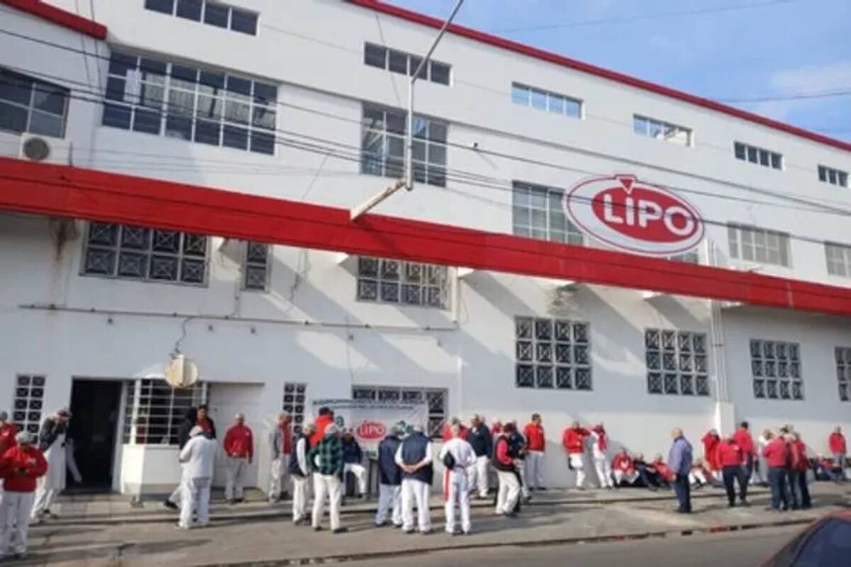 Trabajadores de la histórica fábrica de caramelos Lipo protestan frente a la planta de Lanús, tras semanas sin cobrar sus sueldos completos. La producción está suspendida y el futuro de la empresa es incierto.
