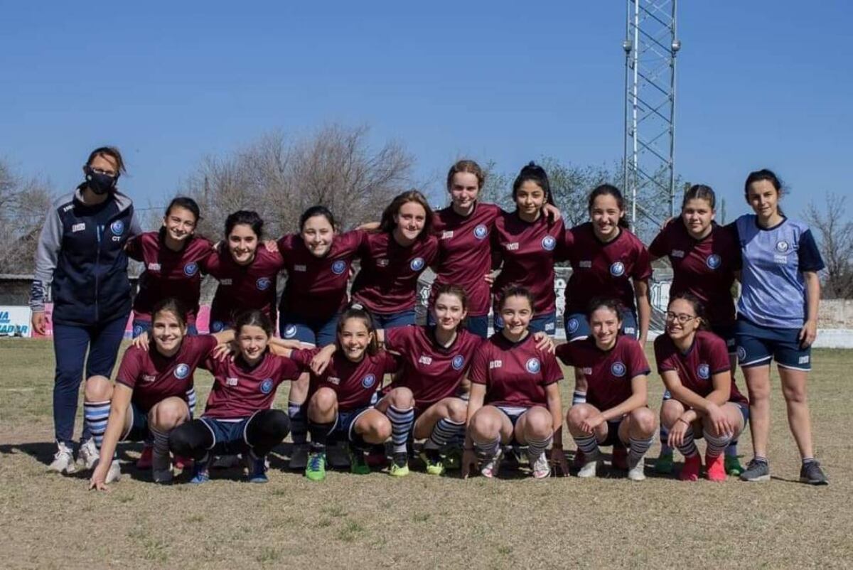 Nahir junto a su escuelita femenina de Lasallano.