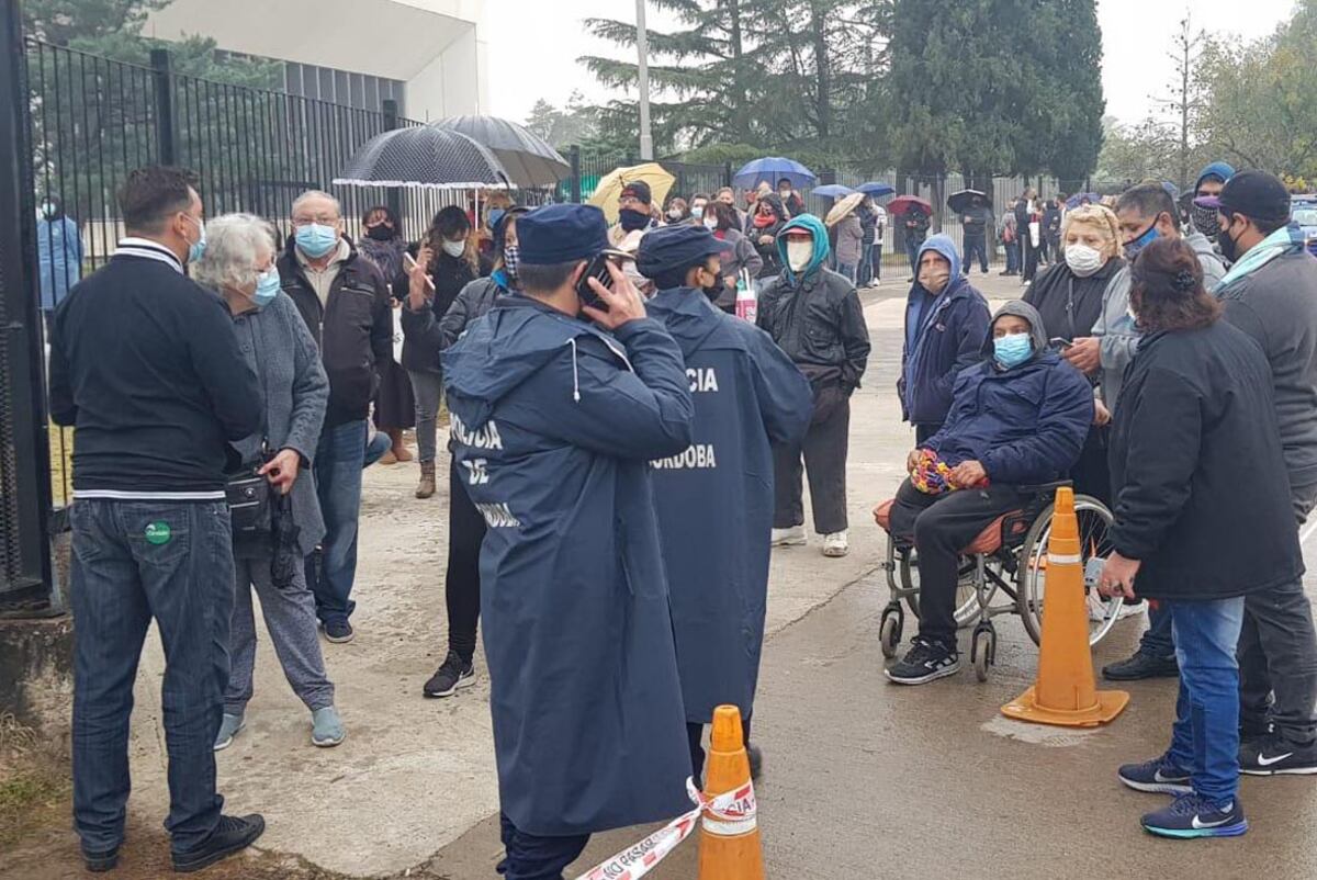 Con demoras y una larga fila, continúa la vacunación en el Centro de Convenciones. (Nicolás Bravo)