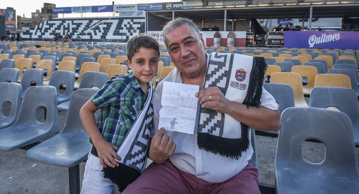 Para la nota, Mateo le llevó a Pipulo un dibujo de regalo (LVI / Carlos Romero)