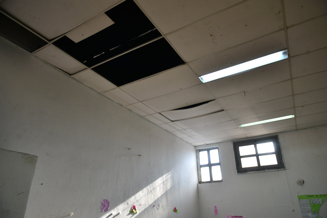 Escuela Ipem 152 Alejo Carmen Guzmán. No tiene vidrios en muchas puertas y ventanas, y tampoco calefacción en las aulas. (Nicolás Bravo / La Voz)