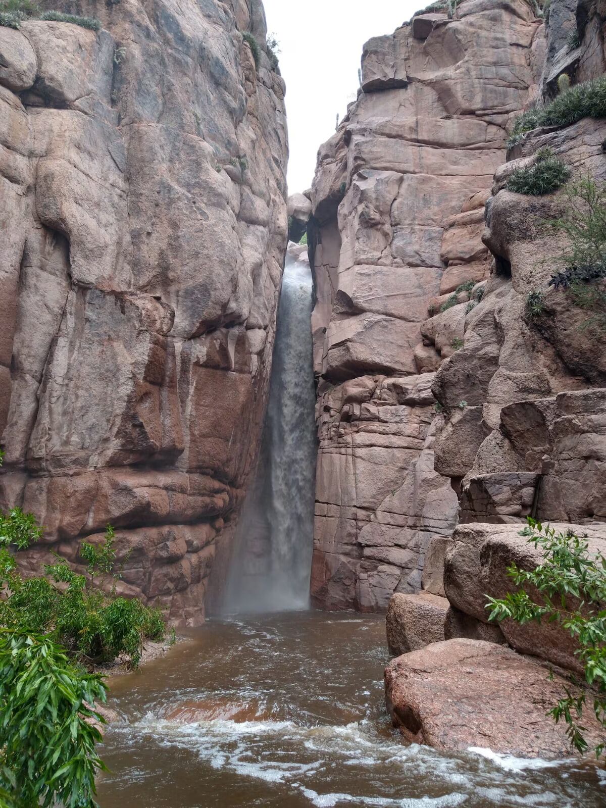 La Rioja: la cascada Cola de Novia, un salto de agua escondido a pocos kilómetros de la capital
