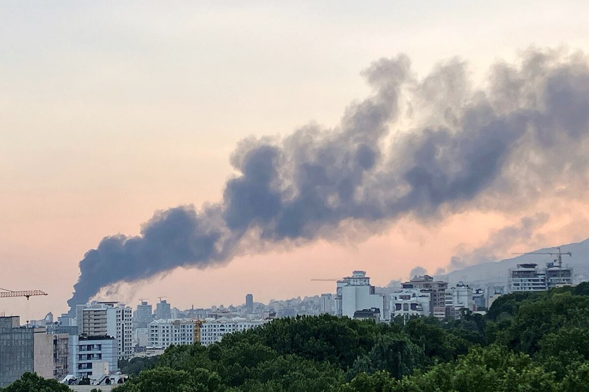 Humo se eleva desde el edificio de la televisión estatal iraní tras un ataque israelí en Teherán, Irán, el lunes 16 de junio de 2025. (Foto AP)