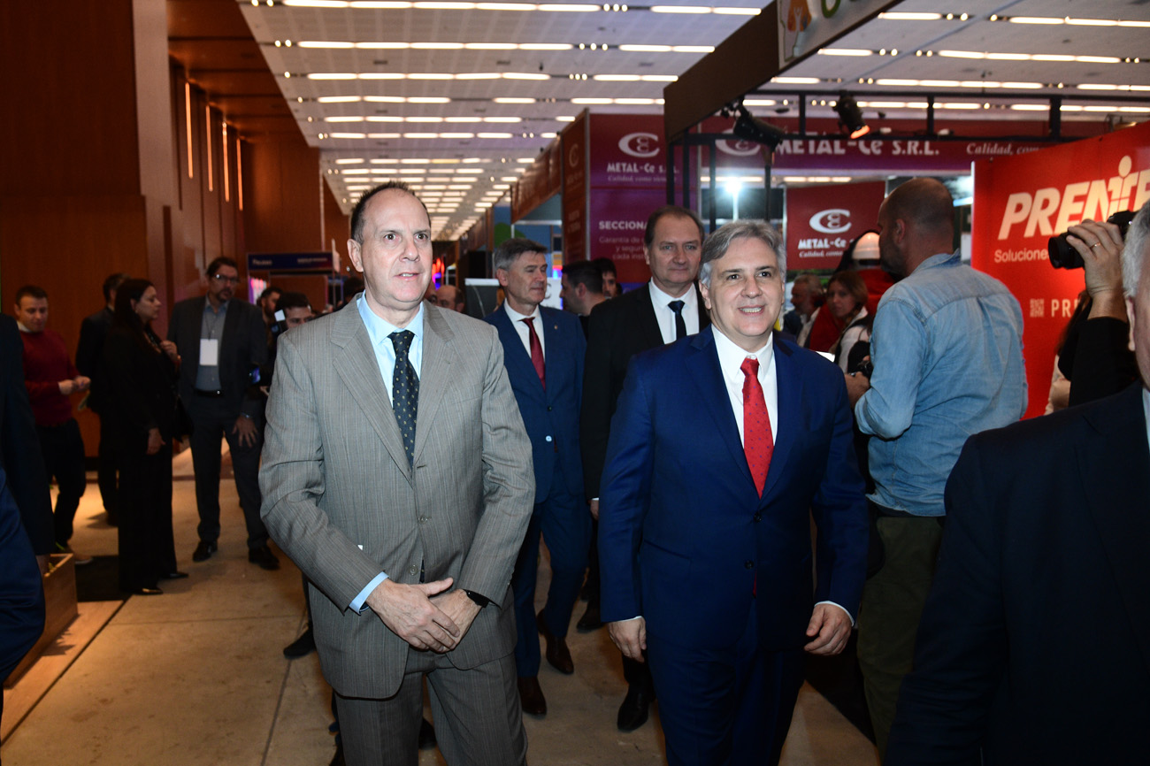 El gerente general de La Voz, Juan Tillard, junto al gobernador Martín Llaryora durante la apertura de la Expo Parques Industriales 2025.
