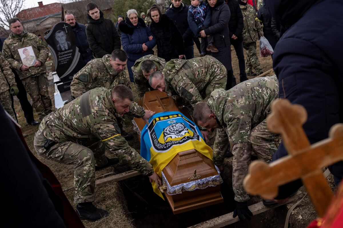 Entierro del sargento Roman Rushchyshyn en el pueblo de Soposhyn, a las afueras de Lviv. (AP Photo/Bernat Armangue)