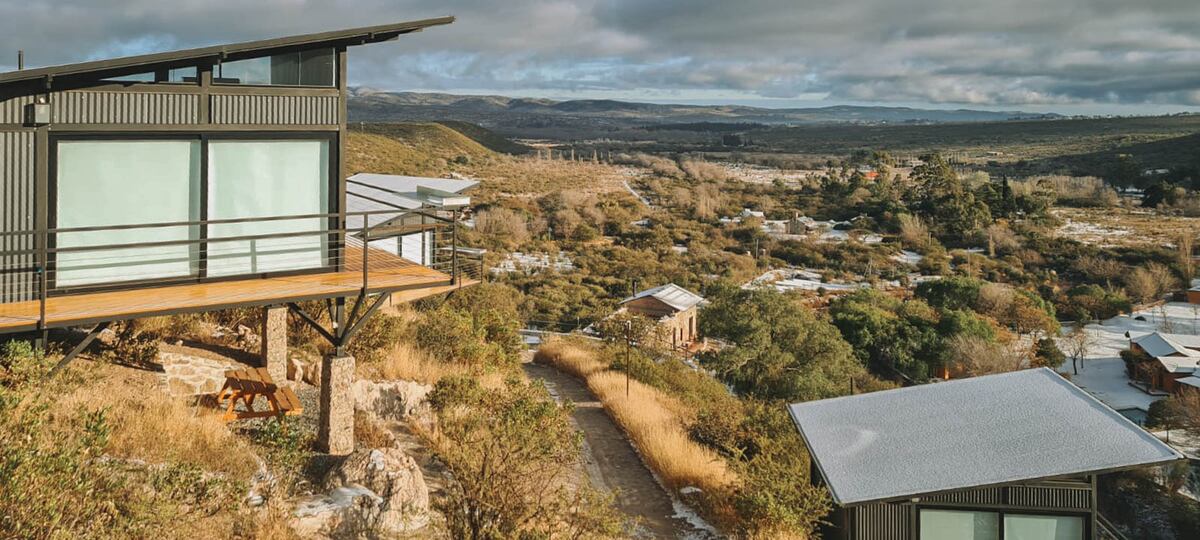 Ubicado en lo alto de una colina en La Cumbre, a solo 77 km de la ciudad de Córdoba, El Hormiguero es más que un complejo de lofts: es una invitación a detenerse.