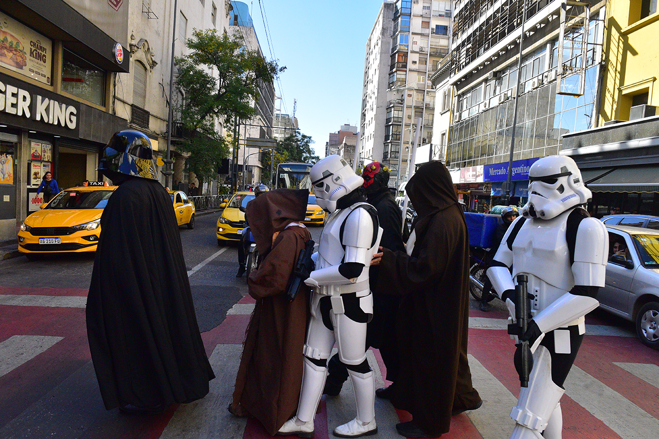 Cosplayers de Star wars . Como cada 4 de mayo los fans de Star wars celebran en el mundo. En Córdoba un grupo de cosplayers encabezado por Julio Nievas (Darth Vader) festejaron en la peatonal de la ciudad.