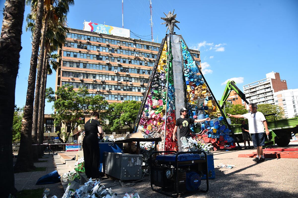 Arbolito de navidad "circular" frente al Palacio 6 de julio, hecho con residuos. (Pedro Castillo/ La Voz)