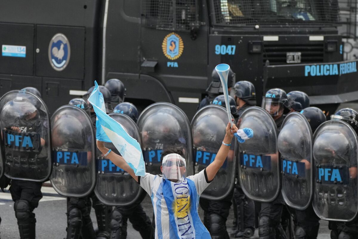 Un aficionado al fútbol se une a los jubilados que protestan por pensiones más altas y contra las medidas de austeridad implementadas por el gobierno del presidente Javier Milei en Buenos Aires, Argentina, el miércoles 12 de marzo de 2025. (Foto AP/Natacha Pisarenko)