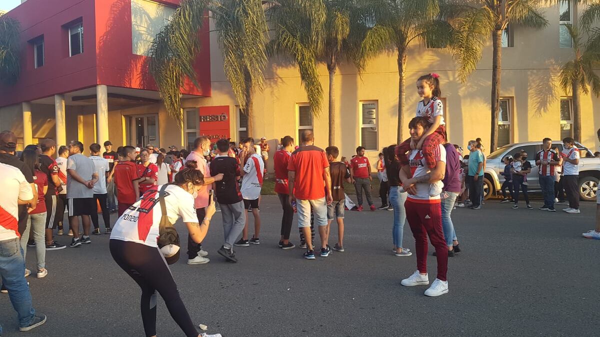 Hinchas de River en la puerta del hotel Quorum en la previa del partido con Talleres. (José Gabriel Hernández)