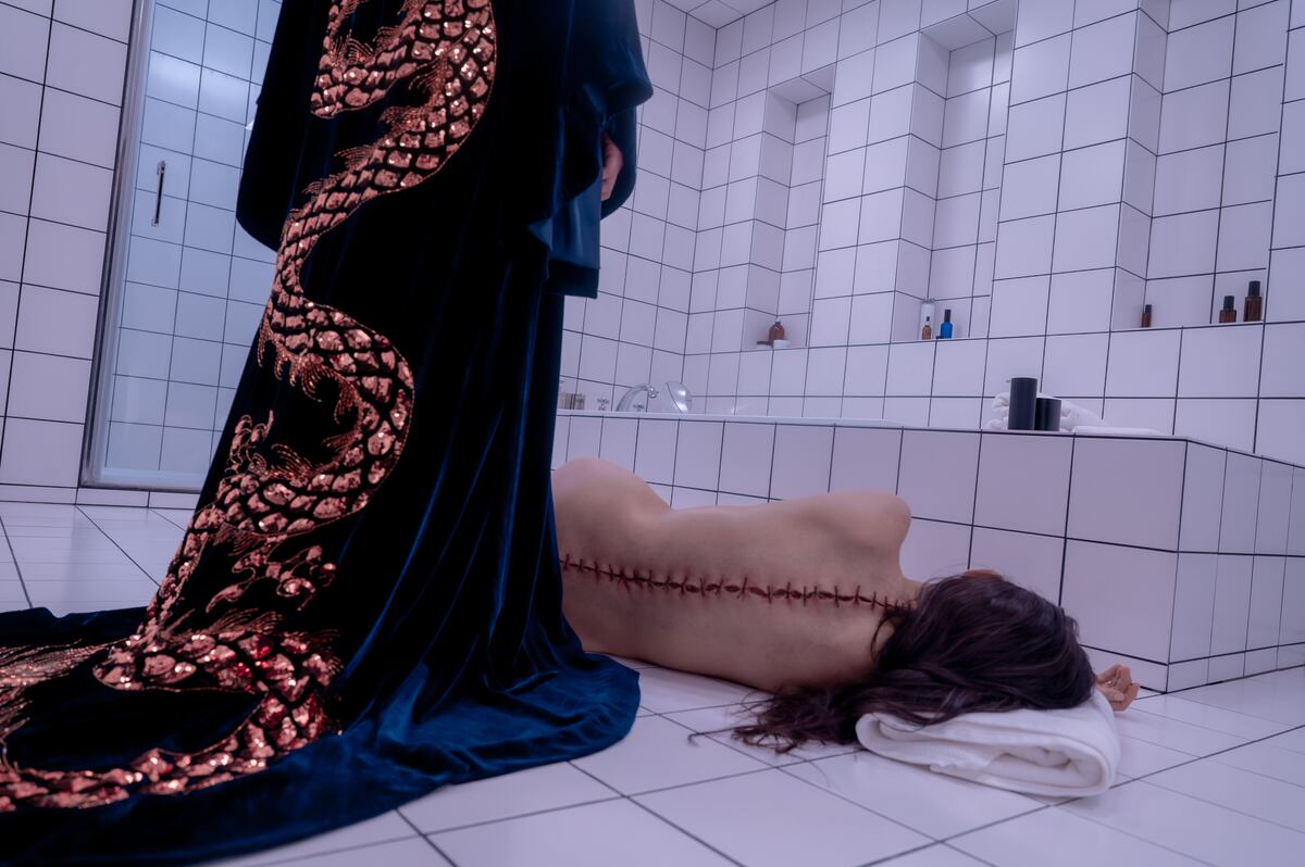"La sustancia", el filme que critica impiadosamente a la obsesión por el cuerpo y el detenimiento del envejecimiento. (Mubi/ Christine Tamalet)