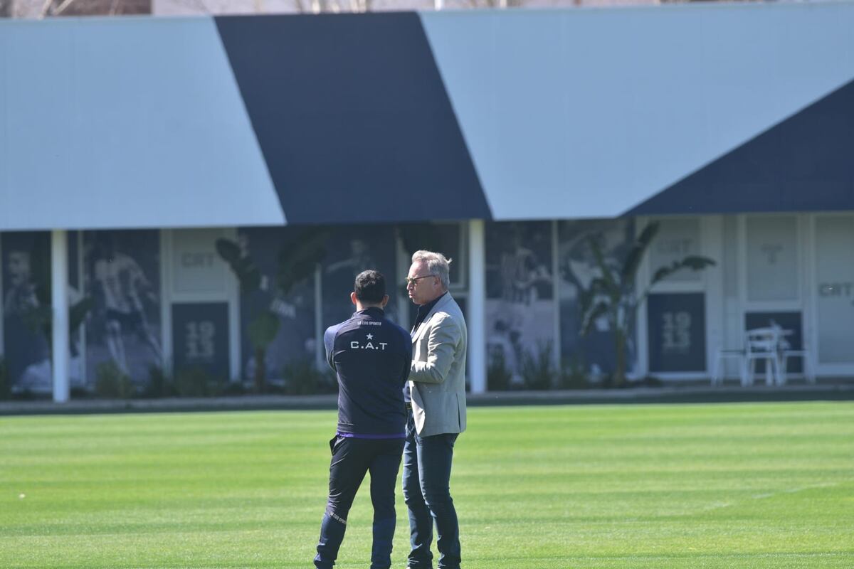 El presidente Andrés Fassi en el entrenamiento junto al entrenador Carlos Tevez. (Pedro Castillo / La Voz)
