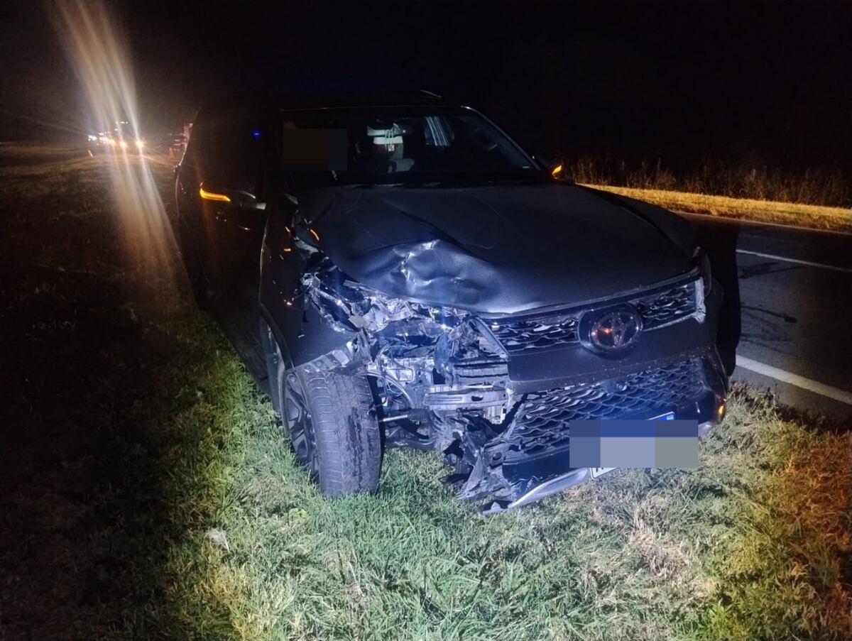 El choque entre una camioneta y una moto dejó al conductor de este último rodado en grave estado. (Policía de Córdoba)