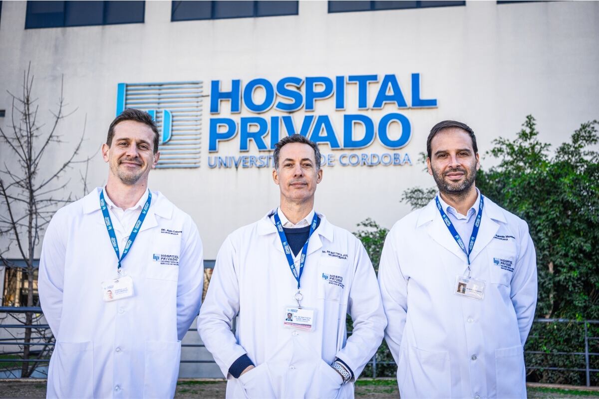 Dr. Cabanillas, Dr. De Battista y Dr. Montivero, profesionales del servicio de Neurocirugía del Hospital Privado Universitario de Córdoba.