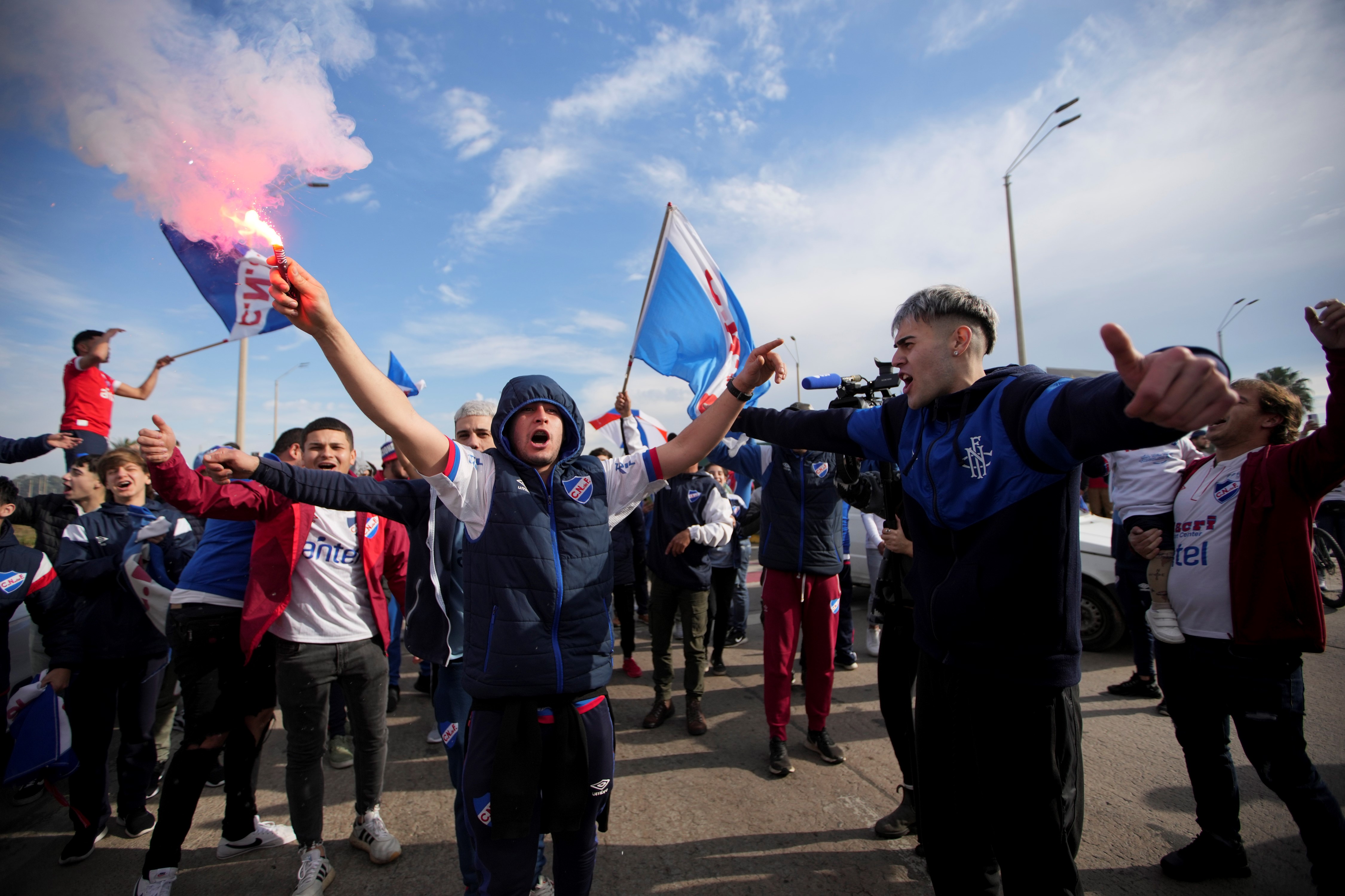 Hinchas de Nacional esperando a Luis Suárez en Montevideo.