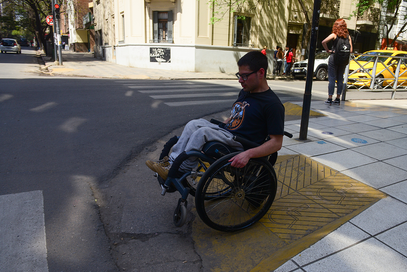 Juan Guardatti usa silla de ruedas y debe atravesar múltiples obstáculos en sus trayectos. (José Gabriel Hernández / La Voz)