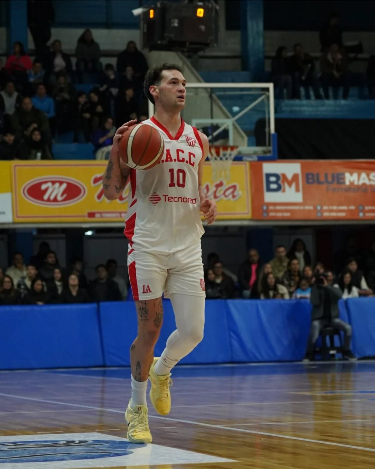 Nicola Pomoli, la figura de Instituto en Corrientes en la victoria sobre Regatas, que liquidó la serie 3-1 y le permitió meterse en la final de la LNB. (Prensa Instituto)