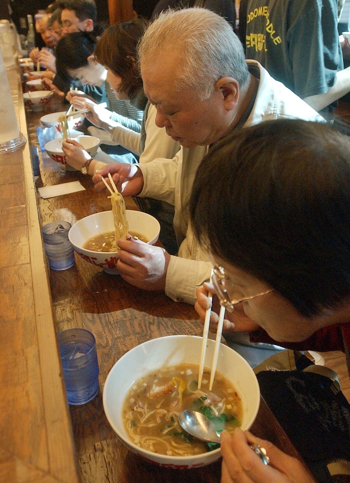 En las barras de los locales uno de los platos más consumidos es el típico "shokudo".