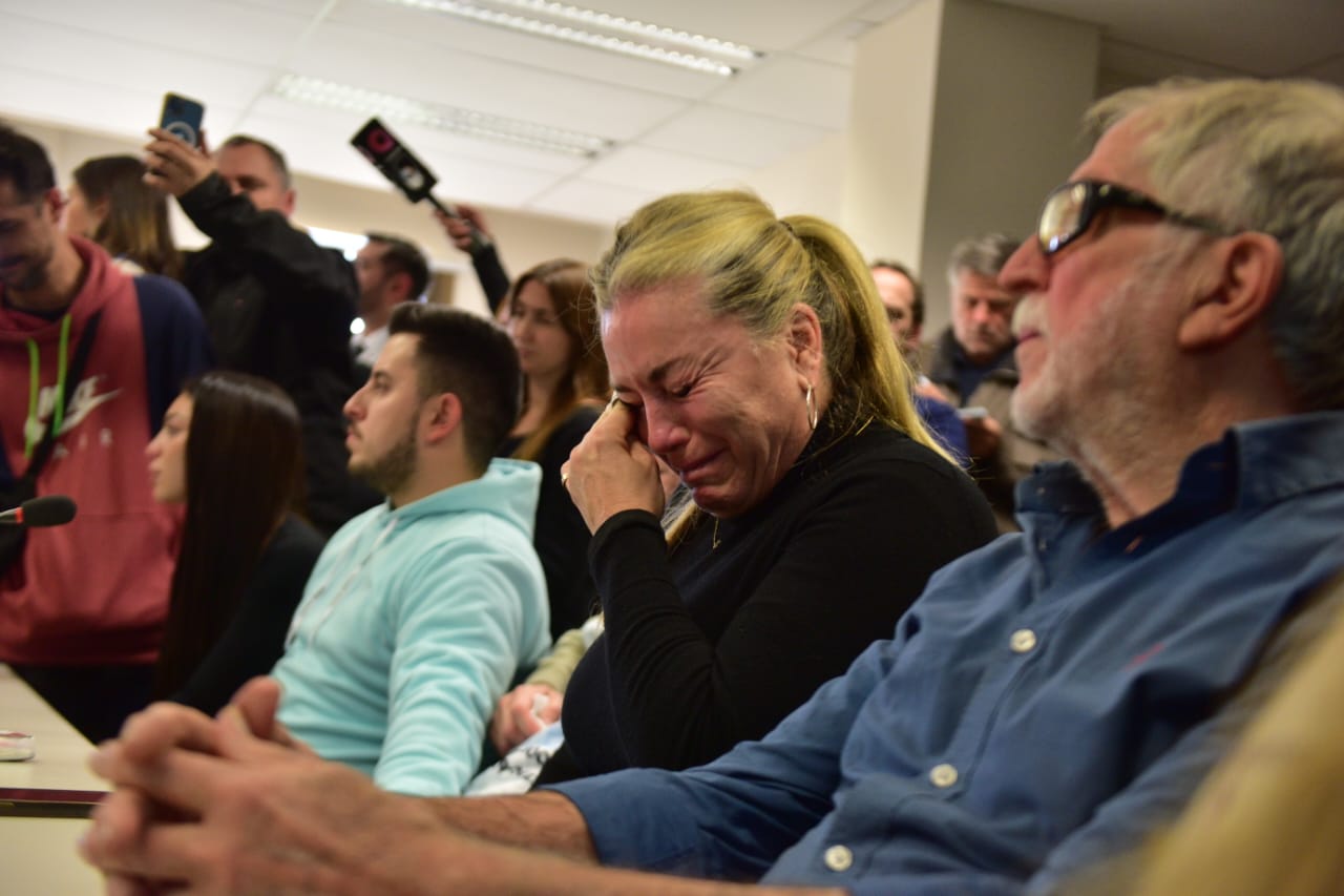 Llanto. Hermano, hermana y papá de Javier Bocalón en los momentos previos a la lectura de la sentencia. (José Hernández/La Voz)