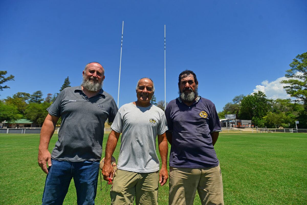 El campo de juego del Tala RC está en óptimas condiciones para el primer partido del Súper Rugby Américas y ellos son parte del equipo de trabajo. (Nicolás Bravo / La Voz)