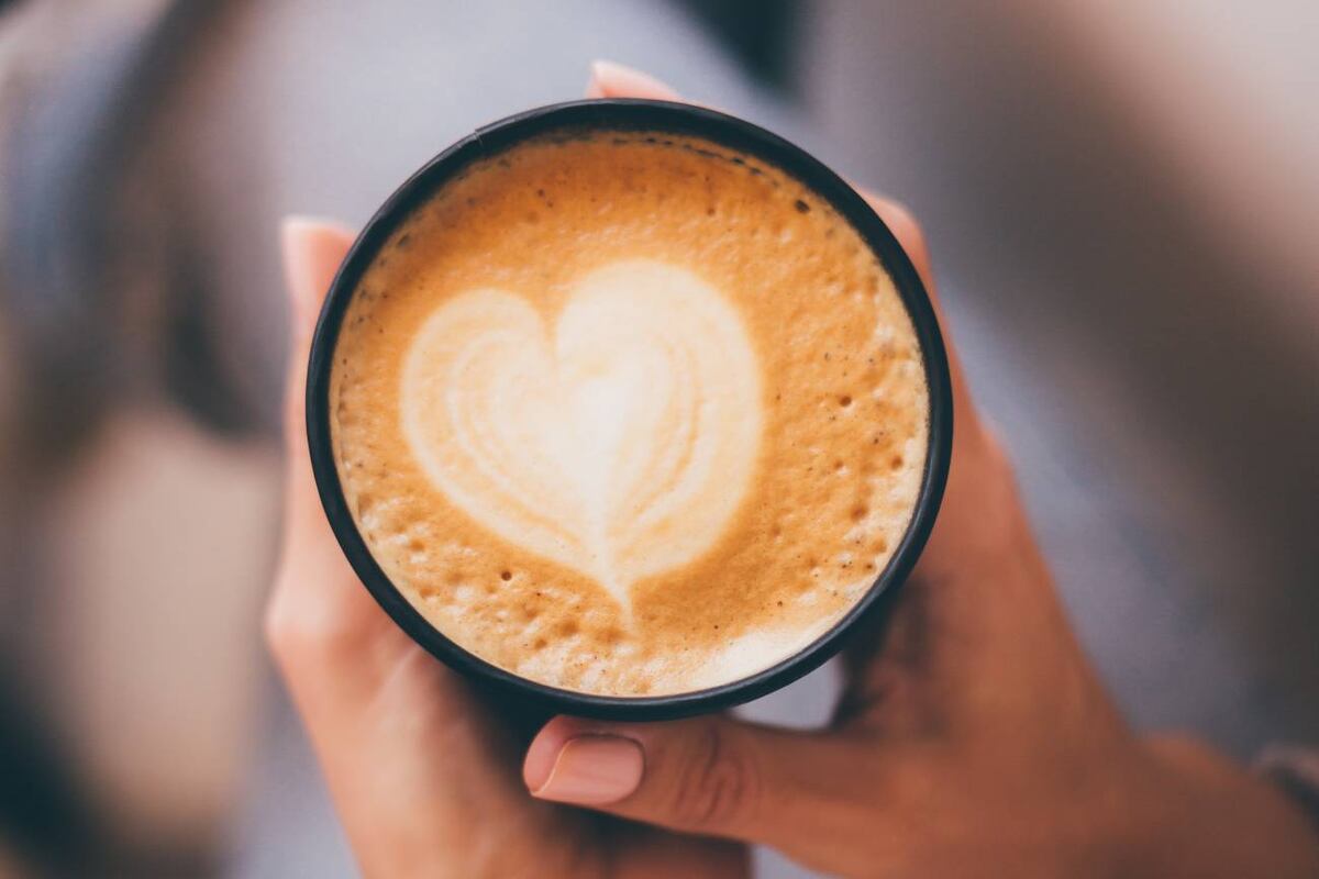 Latte art en forma de corazón (Freepik)