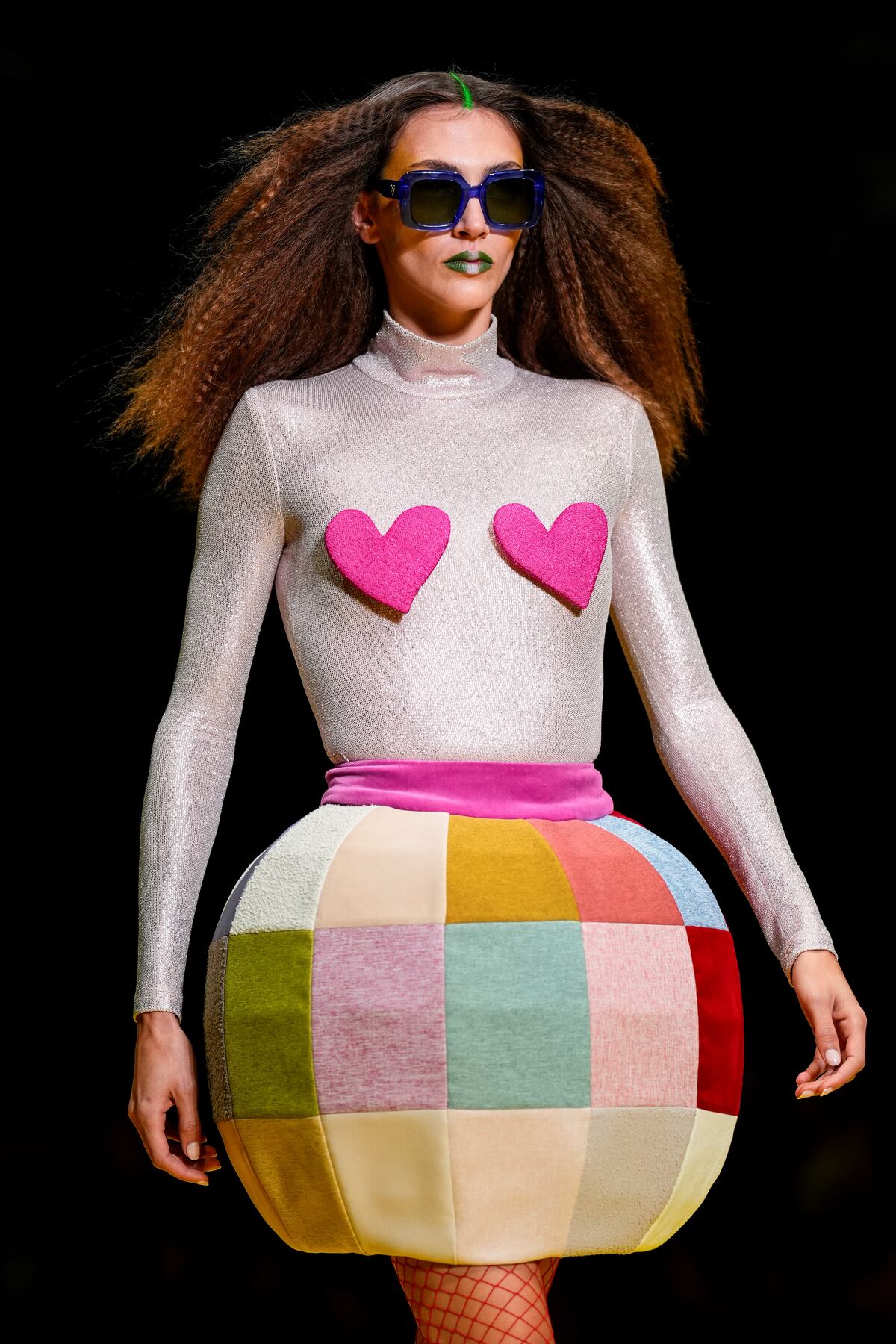 El colorido desfile de Agatha Ruiz de la Prada con prendas desechadas en el desierto de Atacama (AP / Manu Fernandez)