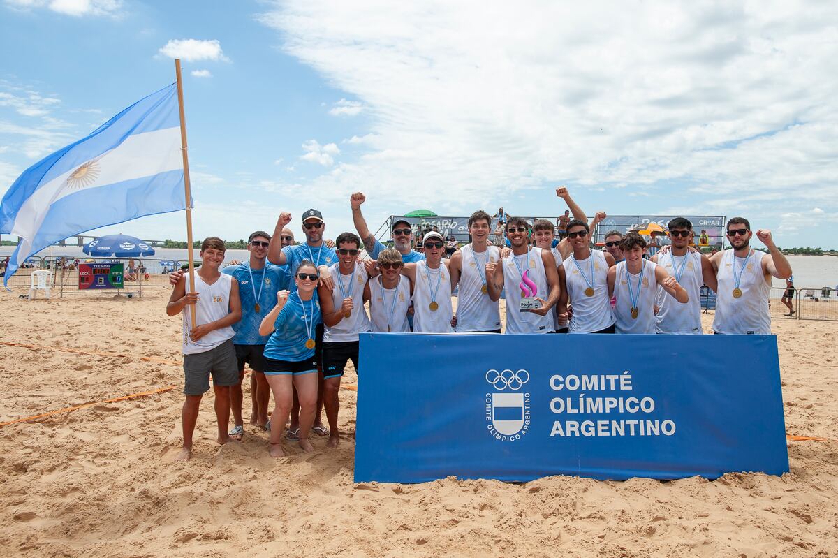 La selección argentina masculina de beach handball perdió la final con Brasil y se quedó con el subcampeonato del Sur Centro disputado en Rosario. (SCA/Germán Páez)