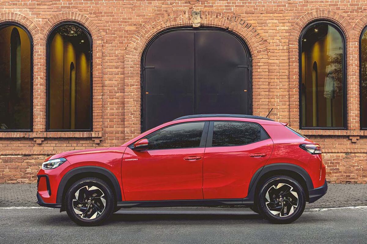 En Brasil se ofrece con un motor 1.0 atmosférico (84 CV y 101 Nm) y con el conocido 1.0 turbo naftero (115 CV y 170 Nm).