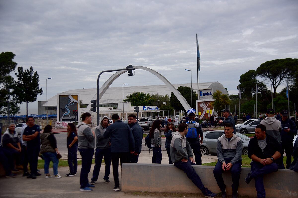 Fadea. Planta cerrada y protesta de los gremios en el ingreso de la fábrica por el pago parcial de los salarios de abril. (Pedro Castillo / La Voz)